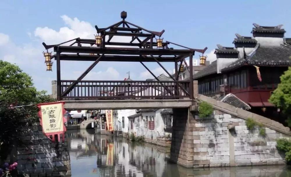 逃离废弃高校